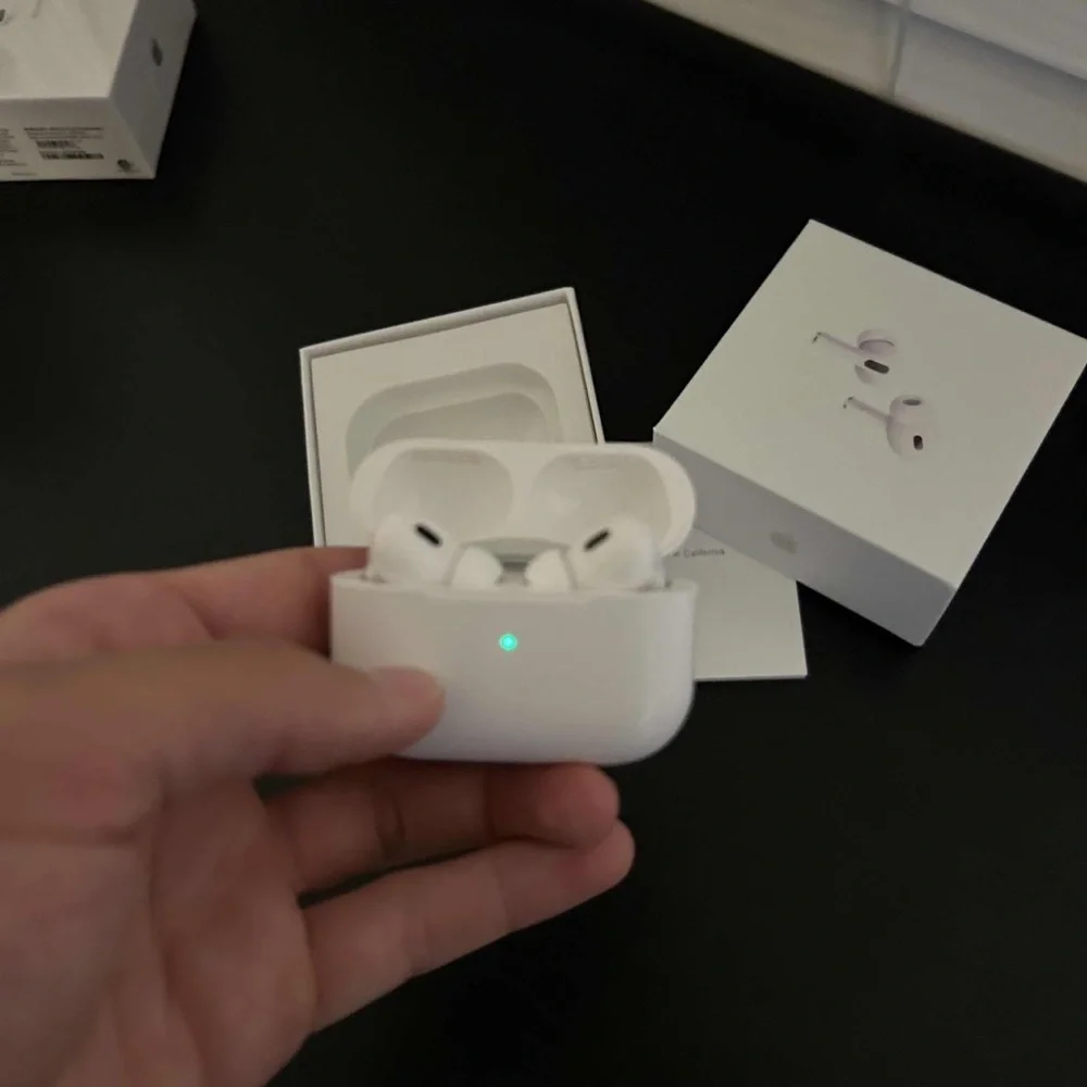 Apple White Wireless Earbuds with Charging Case